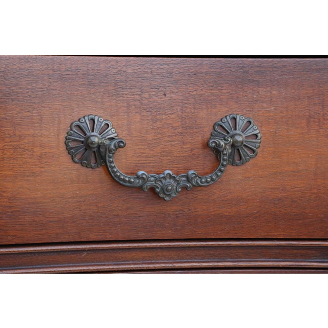 English Mid 20th Century Kindel Furniture Mahogany Serpentine Chest of Drawers/Commode For Sale - Image 3 of 15