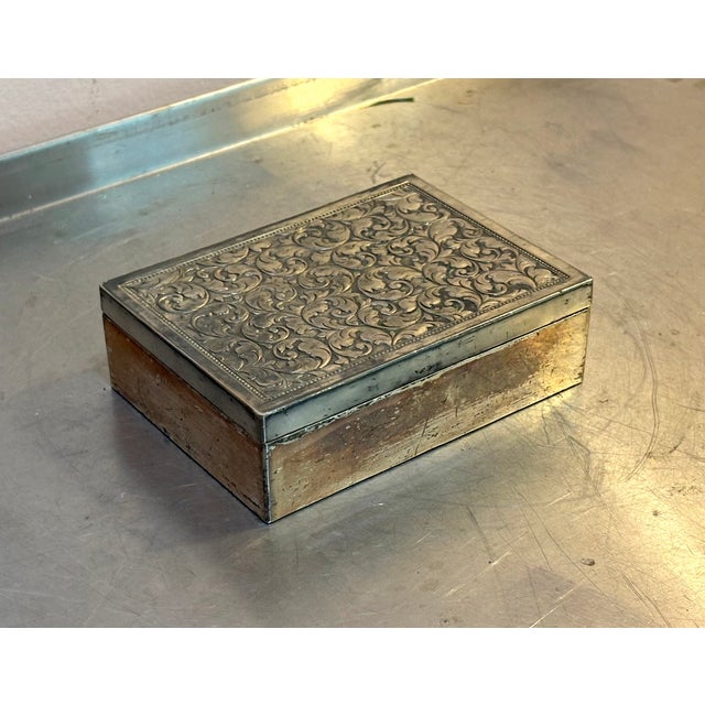 Mid-Century Modern Silver Metal Hinge-Top Jewelry Box W/ Inner Mirror For Sale - Image 3 of 4