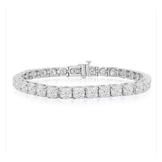 Transparent 34 Round Diamond 35 Pointer Each Tennis Bracelet in 18 Karat Gold 11.9 Carat 7 " For Sale - Image 8 of 18