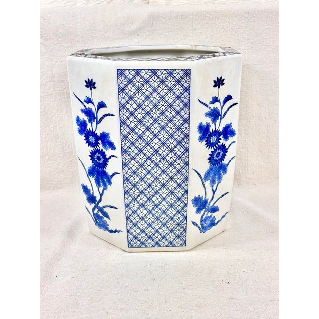Chinoiserie Vintage Blue and White Chinoiserie Cachepot For Sale - Image 3 of 6