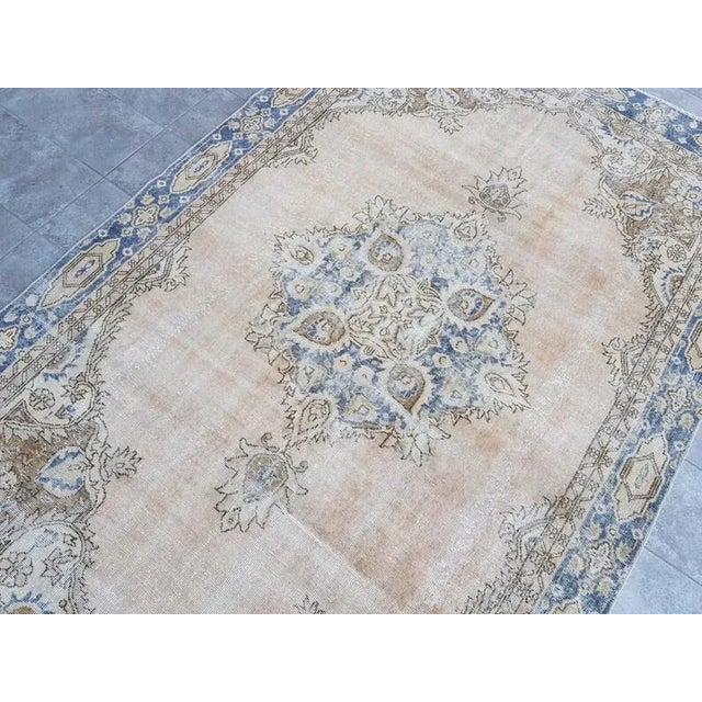 Art Deco 1960s Oversize Kurdish Tan Colour Floor Rug For Sale - Image 3 of 9