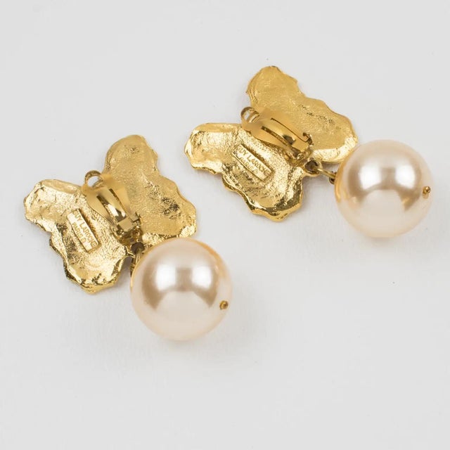 1990s Guy Laroche Gilded Metal Butterfly Clip Earrings with Pink Pearl For Sale - Image 5 of 7