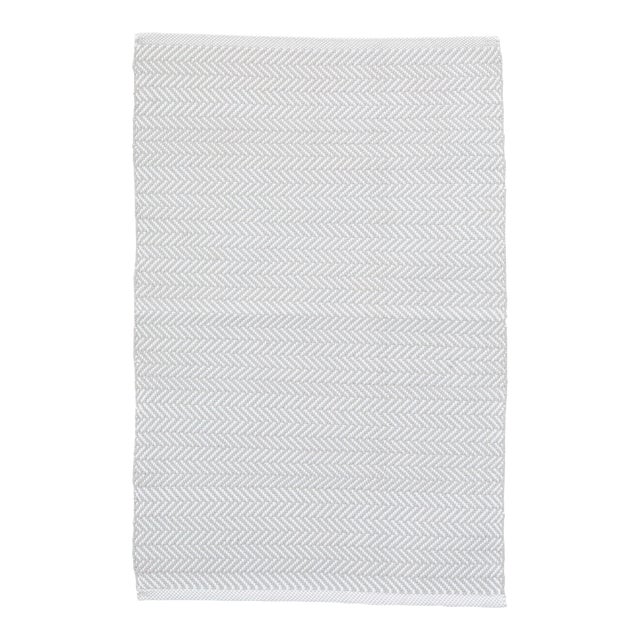 Dash & Albert by Annie Selke Herringbone Pearl Grey/White Indoor/Outdoor Rug, 7' 6" x 9' 6" For Sale