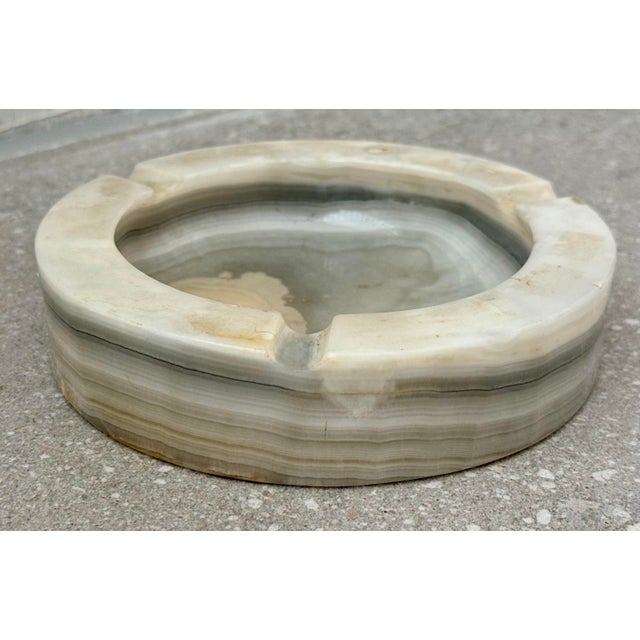 Angelo Mangiarotti Large Round Vintage Ashtray, Vide Poche in White Onyx Marble in the Style of Angelo Mangiarotti, Italy, 1970s For Sale - Image 4 of 12