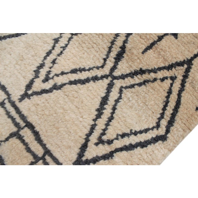 1990s Moroccan Shag Beige/Gray Wool Rug - 3'9'' X 6'2'' For Sale - Image 5 of 10