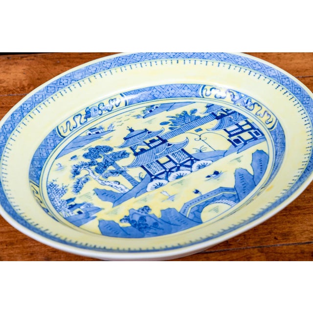 19th Century A Fabulous Chinese Export Porcelain Soup Tureen in Classic Form For Sale - Image 4 of 10