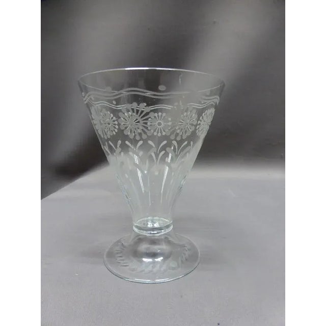 44-piece engraved crystal glass service with floral decoration. This service includes 14 large glasses (13 cm high) 14...
