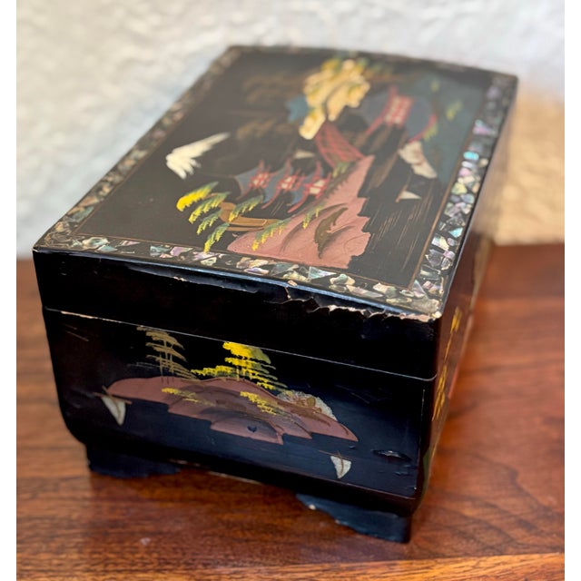 1970s Vintage Chinese Lacquered Jewelry Box With Mother of Pearl For Sale - Image 6 of 12