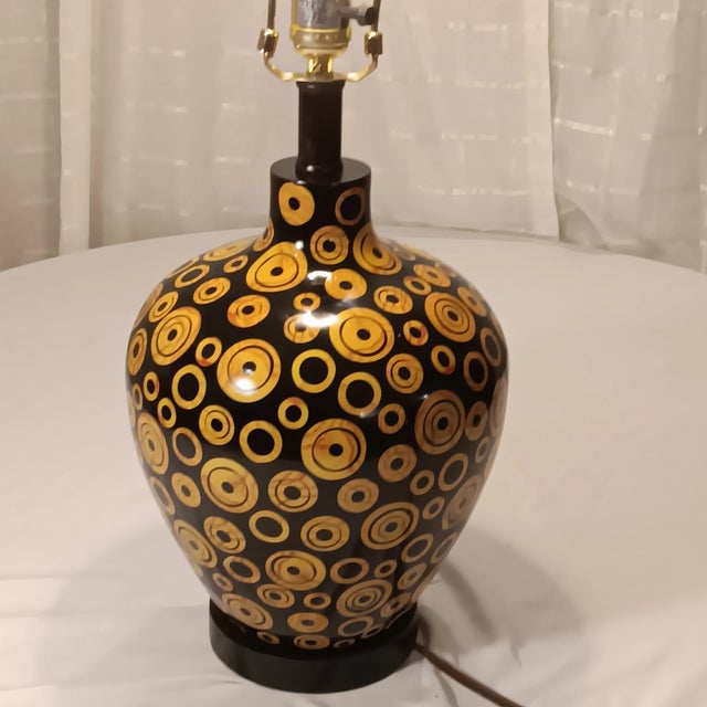 Vintage Mid-Century Modern Wood Lamp With Black Base Color and Embellished With Light Tan Circles With a Touch of Red Grain Lines For Sale - Image 4 of 12