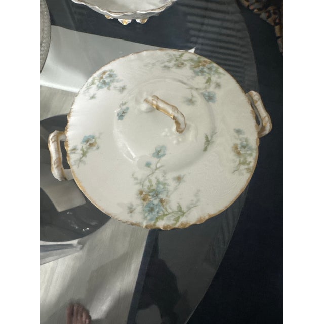 French Antique Theodore Haviland Limoges Lidded Tureen – Blue Forget-Me-Nots & Gold – French Porcelain (1893–1905) For Sale - Image 3 of 9