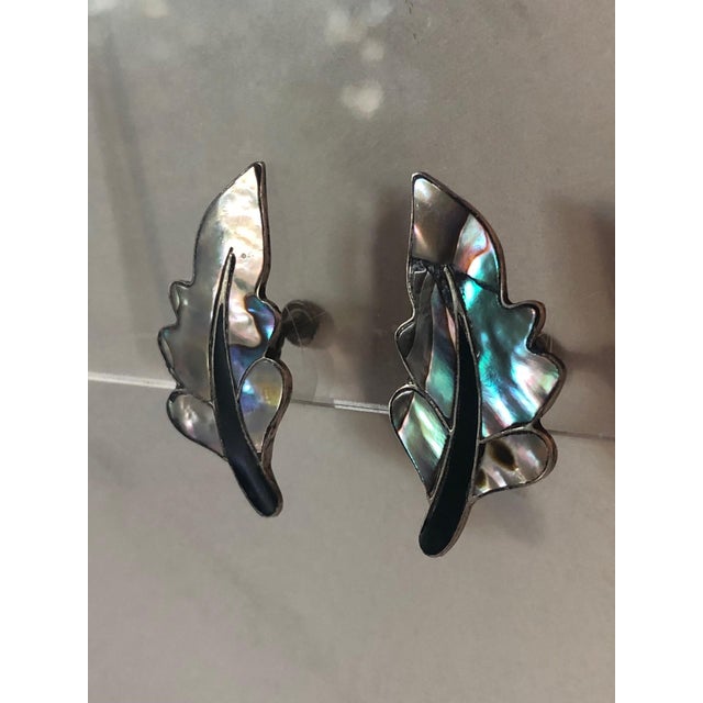 1950s 1950s Mexican Abalone Leaf Earrings With Onyx Inlay, A Pair For Sale - Image 5 of 9