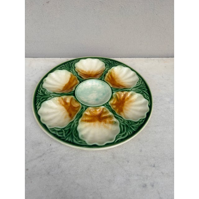 French Majolica oyster plate with seaweeds Salins (East of France) circa 1890.