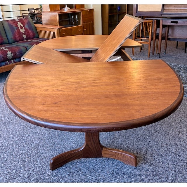 European Mid Century Modern Extending Oval Teak Dining Table W/ Butterfly Leaf & Whale Fin Pedestal Base by G-Plan Furniture, Uk c.1960 For Sale - Image 14 of 14