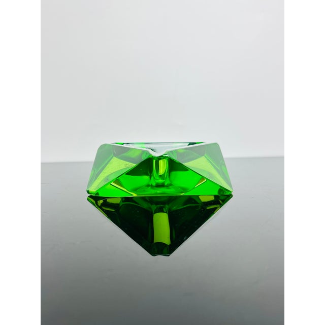 Vintage Art Deco Green Uranium Glass Faceted Ashtray by Moser, Czechoslovakia, 1930 For Sale - Image 4 of 7