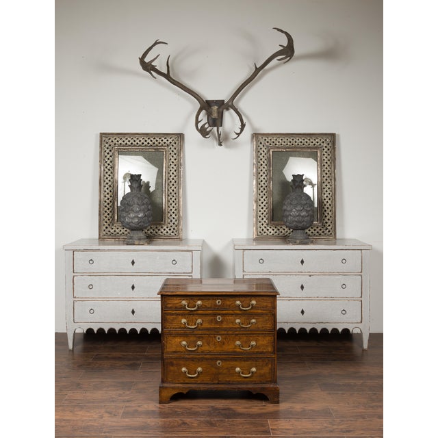 English 1800s George III Burl Wood Four-Drawer Commode with Feather Banding For Sale In Atlanta - Image 6 of 12