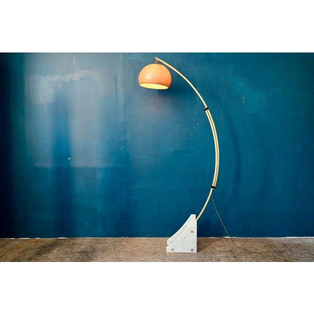 This Italian-designed arc lamp from the 1970s is refined and original. A cantilevered floor lamp with an airy and elegant...