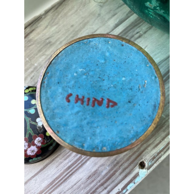 Early 20th Century Antique Chinese Cloisonné Tea/Tobacco Canister in a Delicate Floral Pattern For Sale - Image 5 of 7