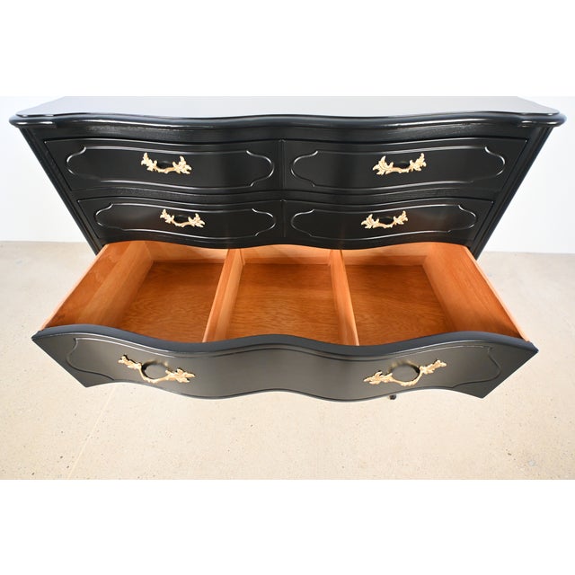 Black Lacquered French Provincial Chest of Drawers With Gilt Pulls by Tomlinson | Newly Refinished For Sale - Image 12 of 18