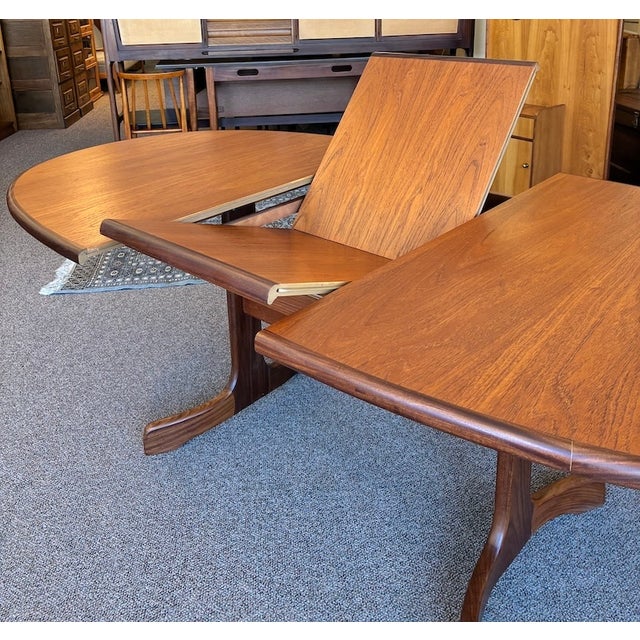 European Mid Century Modern Extending Oval Teak Dining Table W/ Butterfly Leaf & Whale Fin Pedestal Base by G-Plan Furniture, Uk c.1960 For Sale - Image 11 of 14