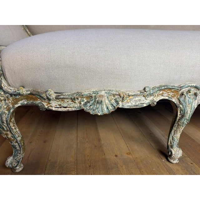 French Louis XV Corbeille Settee With Original Distressed Patina and Shell Crest For Sale - Image 4 of 18