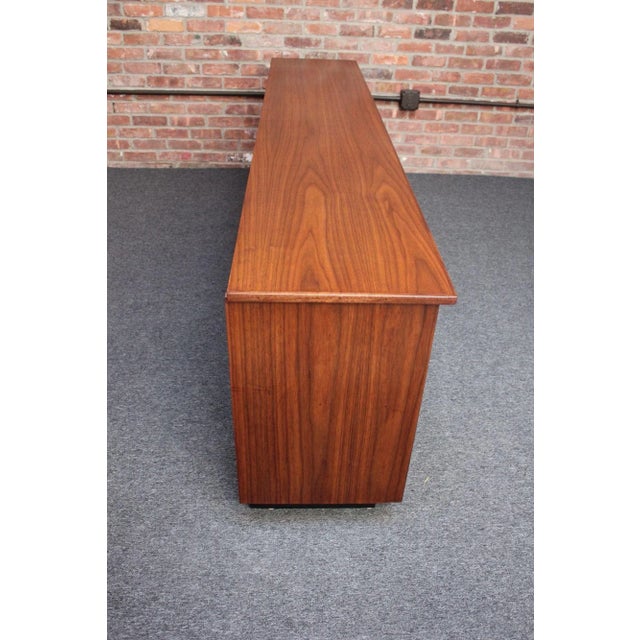 American Modern Studio Craft Walnut Credenza/Cabinet on Ebonized Plinth Base For Sale In New York - Image 6 of 13