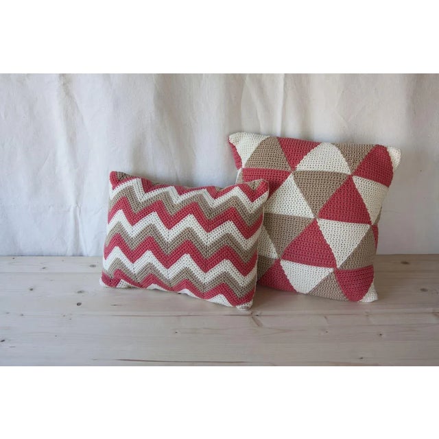 Contemporary Salmon Triangle Geométrica Cushion from Com Raiz For Sale - Image 3 of 4
