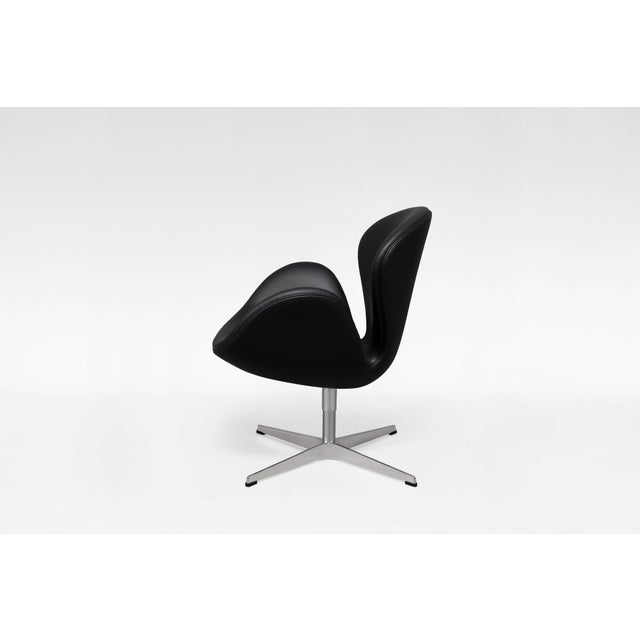 Vintage Swan Chair (Model 3320) designed by Arne Jacobsen for Fritz Hansen, Denmark, in the 1950s. Upholstered in original...