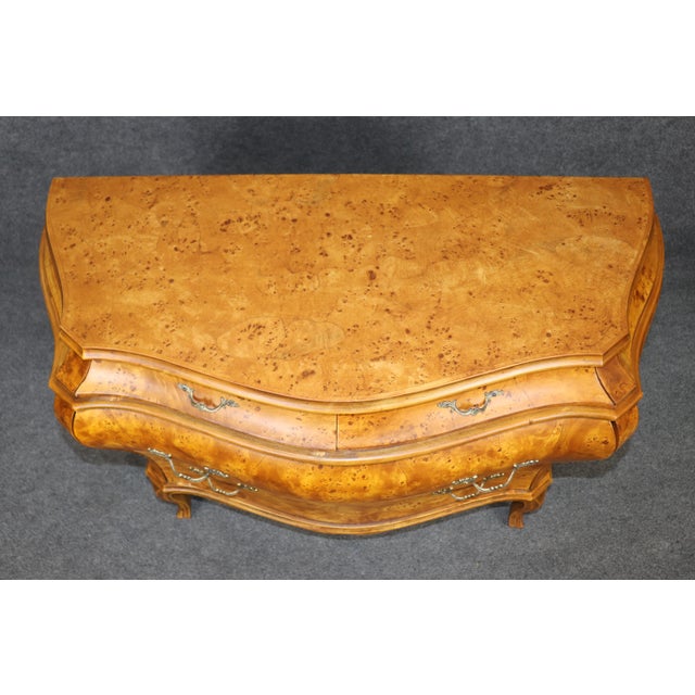 Pair of Vintage Italian Bombe Burled 4 Drawer Commodes For Sale - Image 10 of 14