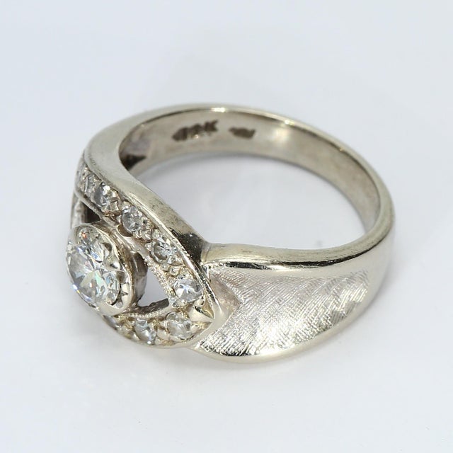 Mid 20th Century 14k White Gold Ring With 0.58ct Round Diamond and Openwork Design, Size 5.25 For Sale - Image 4 of 4