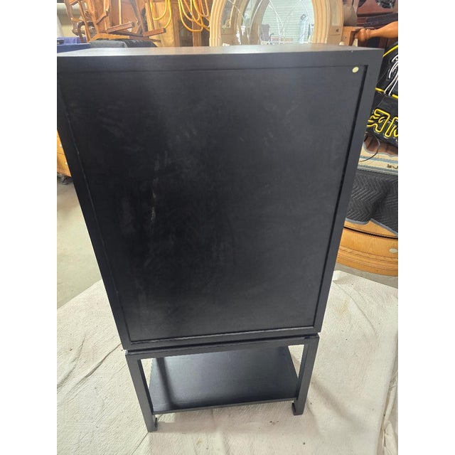 Mid 20th Century Asian Black Lacquer Cabinet W/ Brass Medallion Hardware – Chinoiserie Bar Cabinet For Sale - Image 6 of 7