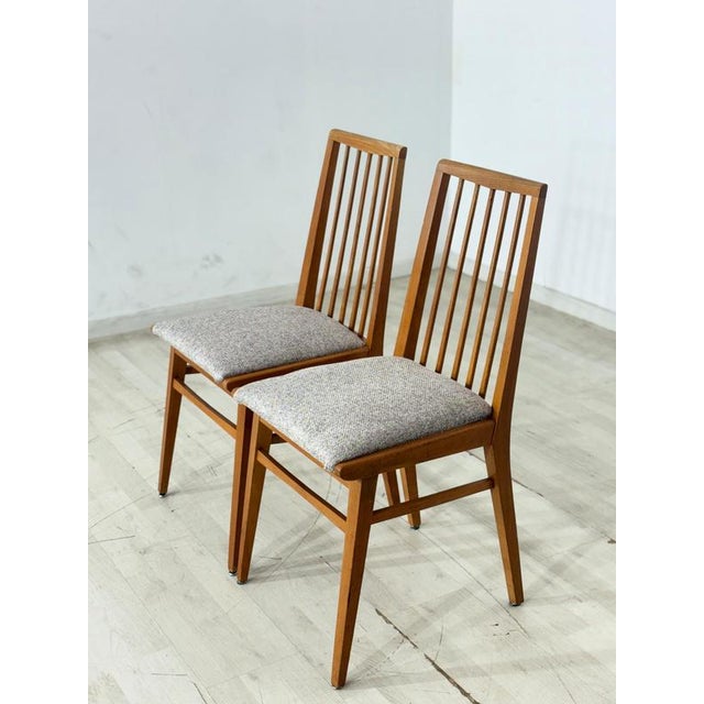 For sale is a set of two vintage dining chairs by Hellerau from the 1960s. The chairs impress with their sleek, timeless...