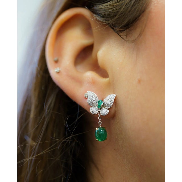 18K solid gold mounts a breathtaking pair of emerald and diamond drop earrings. Featuring two cabochon cut natural...