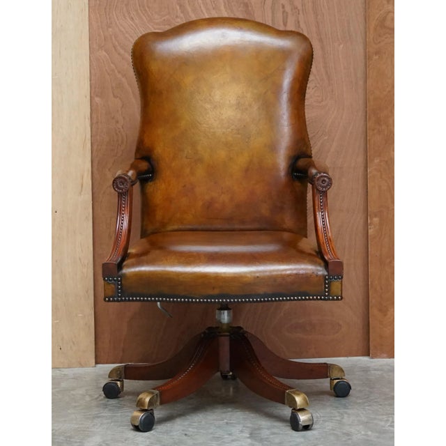 We are delighted to offer for sale this lovely fully restored original oak framed vintage hand dyed cigar brown leather...