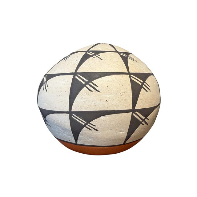 Set of Two Acoma Pueblo Seed Pots For Sale - Image 11 of 17