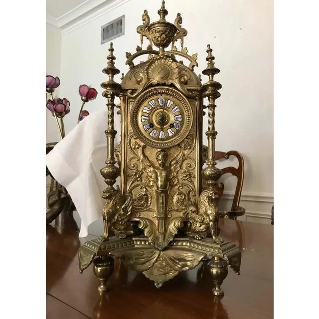 Exquisitely detailed casting with griffin motif supports at its 4 lower corners. Protruding faces at its side panels and a...