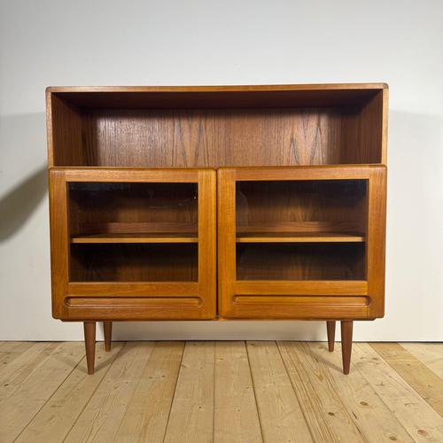 This elegant bookcase produced by Dyrlund in the 1960s represents a refined expression of Midcentury Modern Scandinavian...