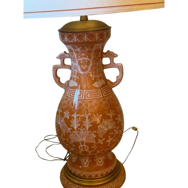 Great Hollywood Regency Lamp with chinoiserie motifs. Pale orange with white decoration. Original lampshade.