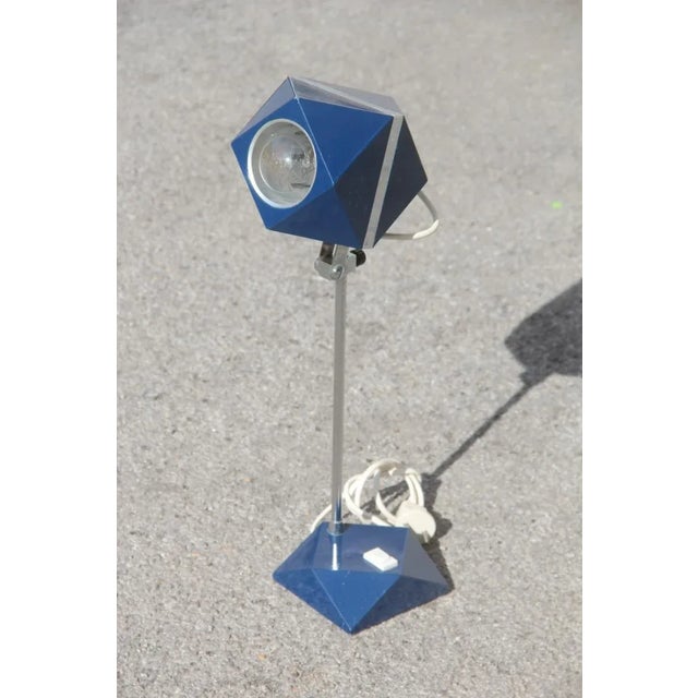 This blue and silver-colored table lamp is diamond-shaped and variable in both height and direction. Up to 250V (Europe/UK...