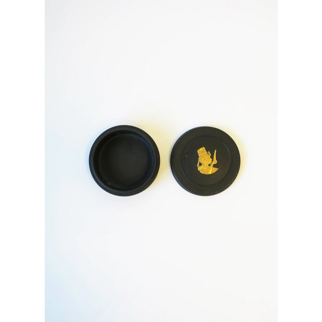English Wedgwood Egyptian Revival Matte Black Basalt and Gold Jewelry Box For Sale - Image 3 of 11