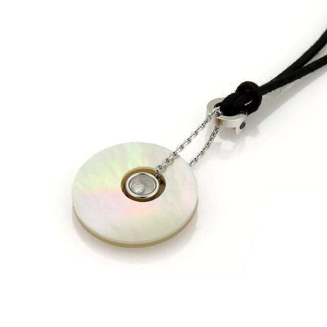 Contemporary Chopard Happy Diamond Mother Of Pearl Floral Circle 18k Two Tone Pendant For Sale - Image 3 of 5