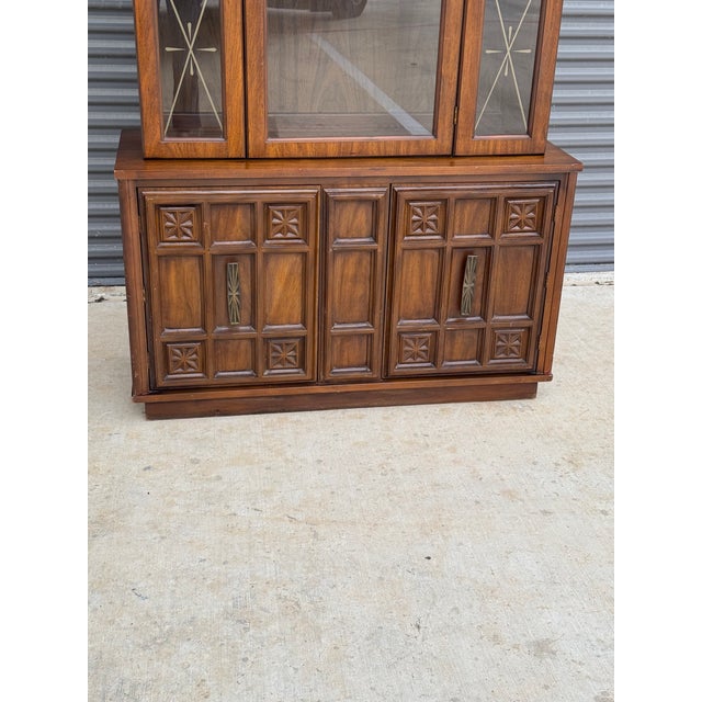 Brown C. 1972 Mid Century Modern China Cabinet W/ Etched Geometric Glass, Carved Accents, Brutalist Pulls For Sale - Image 8 of 12