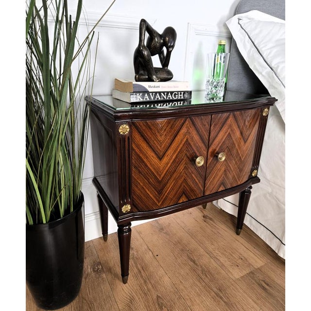 Mid-Century Modern Italian Art Deco Nightstands in Walnut with Glass Top, 1950s, Set of 2 For Sale - Image 3 of 10