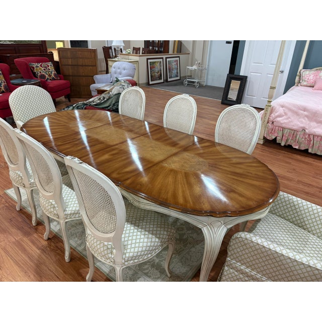Late 20th Century French Provincial Oval Dining Table With 8 Chairs – Cream Painted Base & Figured Wood Top For Sale - Image 4 of 12