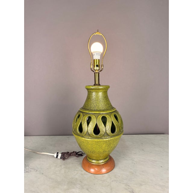 Mid-Century Modern 1950s Large Green Pottery Finial Table Lamp For Sale - Image 3 of 6