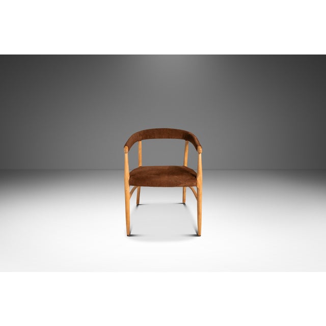Introducing a splendid vintage armchair designed in the manner of Lawrence Peabody's iconic dining chairs. Featuring a...