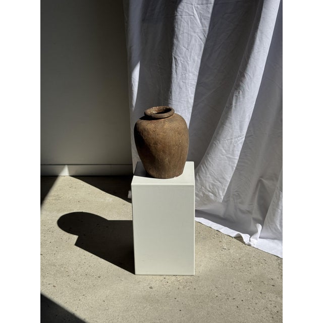 Borneo vase in brown terracotta. Weight: 6.9 kg, Height: 35 cm; Maximum diameter: 23 cm; Neck diameter: 14 cm. Raw pot...