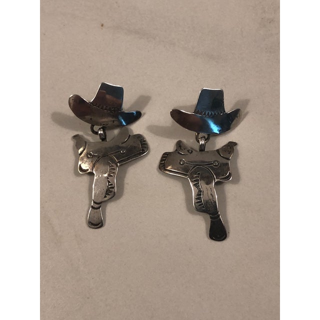 Mexican 1980s Pair of Cowboy Hat and Saddle Sterling Earrings For Sale - Image 3 of 6