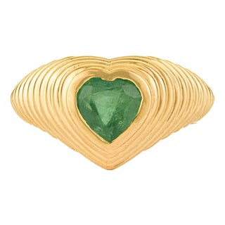 Ridged Heart-Cut Emerald Pinky Ring in 14k Yellow Gold Size 5 For Sale
