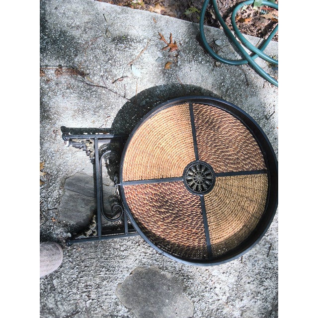 1970s Vintage Hollywood Regency Woven Wicker and Wrought Iron Round Tray Table. For Sale - Image 5 of 16