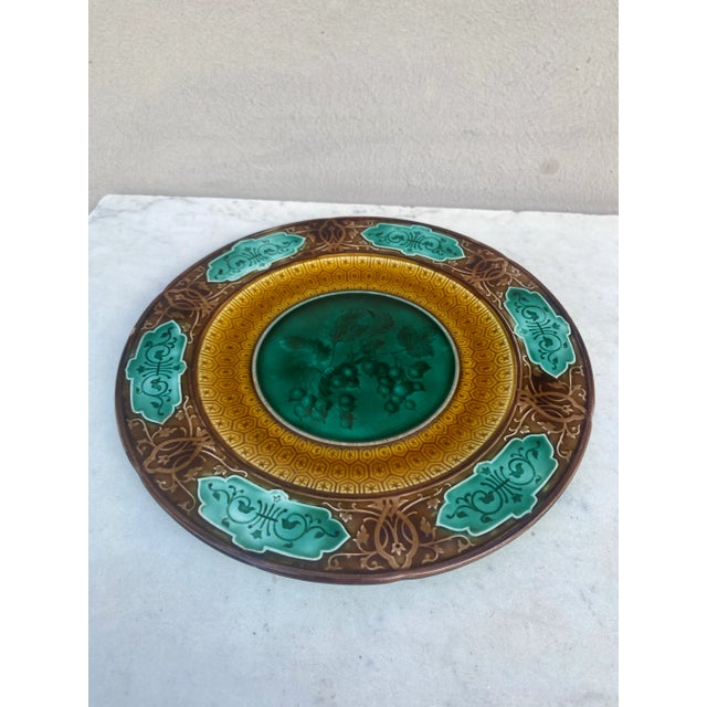 Majolica currant plate signed Sarreguemines Majolica, circa 1870. Geometric pattern on the border.